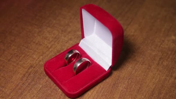 Anillos de boda en caja roja aislada en blanco — Vídeos de Stock