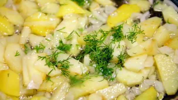 Fried potatoes in a pan with herbs — Stock Video