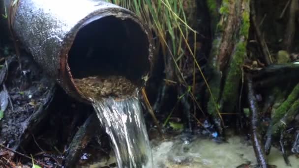 Железная труба, текущая чистой питьевой водой — стоковое видео