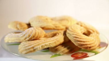 bir raf üzerinde soğutma sıcak, altın kahverengi, Çikolata parçalı kurabiye. sığ derinlik-in tarla.