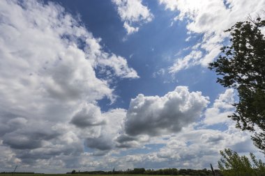 bulutlar üzerinde gün sky