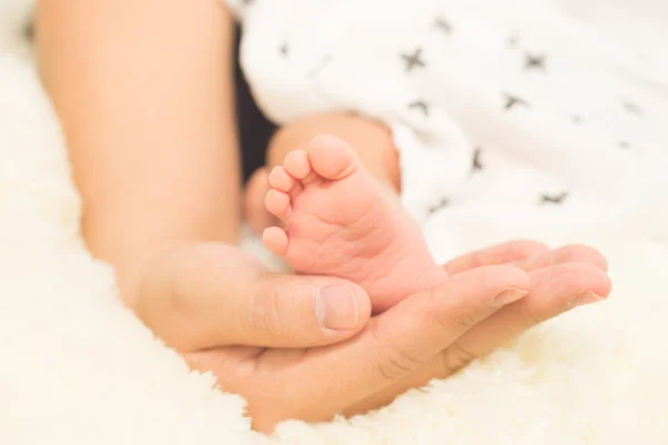 Mano del bebé dormido en la mano de la madre de cerca — Foto de Stock