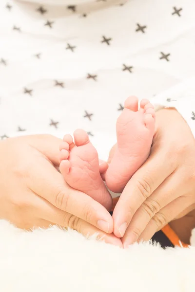 Mão o bebê adormecido na mão da mãe close-up — Fotografia de Stock