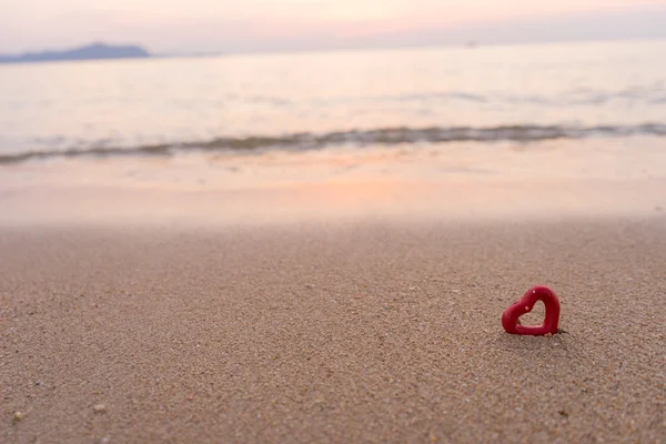 夏のビーチのソフト フォーカスの心 — ストック写真