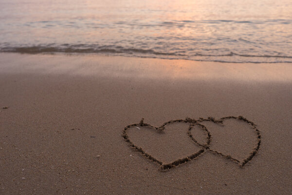 сердца на летнем пляже мягкий фокус
