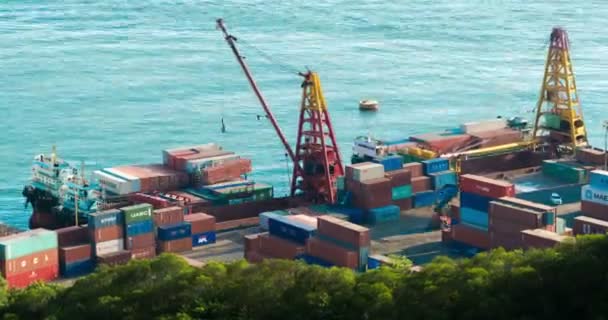 Hong kong- junio 2016: Time lapse view of activity at a busy hong kong Cargo Container Port with the arrival of a commercial cargo ship, junio, 26 2016,4k — Vídeo de stock