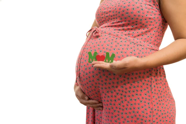 Etiqueta "mamá" en las manos de una mujer embarazada aislada en blanco b — Foto de Stock