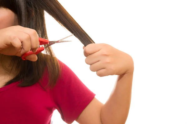 Vrouw snijden haar haren met een schaar - ongelukkig expressie, isola — Stockfoto