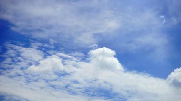 Beautiful moving clouds and blue sky time lapse — Stock Video