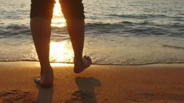 LOW MOTION: homem correndo em mar raso ao pôr do sol 1920x1080 — Vídeo de Stock