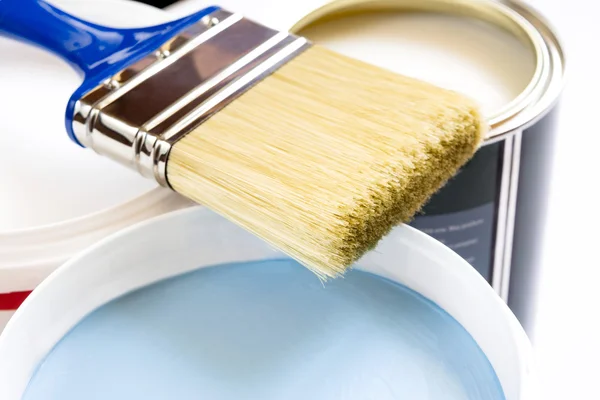 Escova e pintura em bancos em um fundo branco — Fotografia de Stock