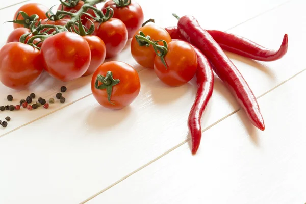 Beyaz ahşap masa üzerinde domates biber — Stok fotoğraf