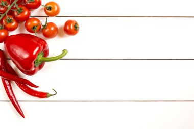 Beyaz ahşap masa üzerinde domates biber