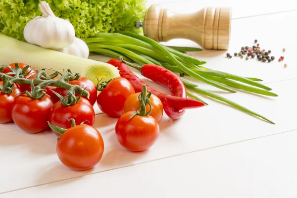 Temperos de legumes crus frescos em uma mesa de madeira — Fotografia de Stock