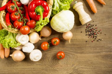 Mutfak Ürünleri sürecinde yemek zor ahşap masaya yaymak