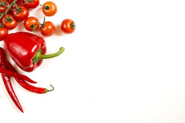 Beyaz beyaz zemin üzerine domates biber