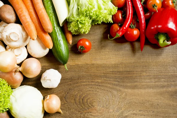 Legumes crus frescos em uma mesa de madeira — Fotografia de Stock