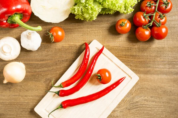 Processo de cozimento nos produtos de cozinha espalhados na mesa de madeira áspera — Fotografia de Stock