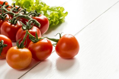 domates Yeşil Beyaz ahşap bir masa üzerinde arka plan üzerinde