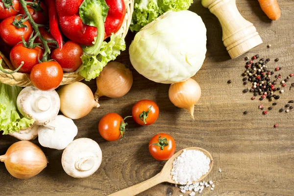 Legumes em uma mesa de madeira — Fotografia de Stock