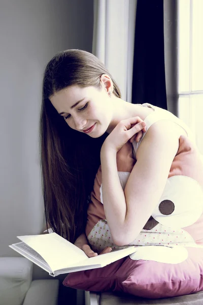 Menina adolescente com um livro — Fotografia de Stock