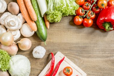 Mutfakta yemek yapmak. 