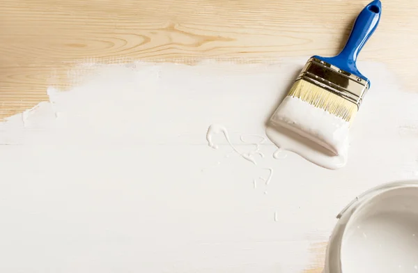 Escova com tinta na mesa — Fotografia de Stock