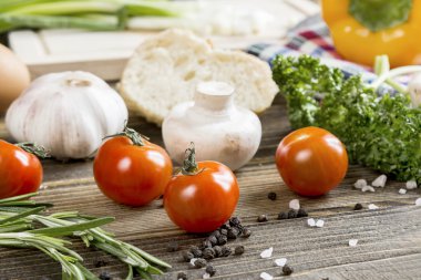 Ahşap bir masa ürünlerde