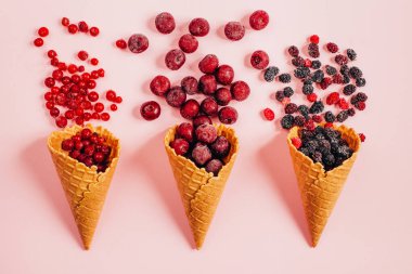 Vişneli üzümlü üzümlü üzümlü waffle fincanının üstü.