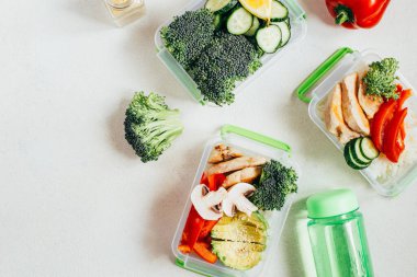 Sebze, meyve, pirinç eti ve beslenme çantalarının üst görüntüsü.