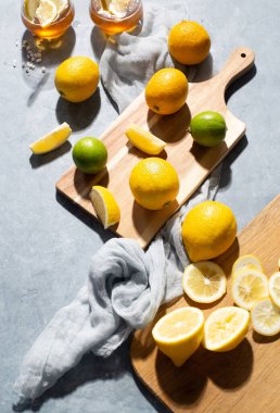 Turunçgiller, limonlar ve limonlar bir arada ve mavi bir arka planda kesilmiş.