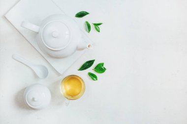 Çay takımının üst görüntüsü çay fincanı, çay fincanı ve beyaz arka plan.