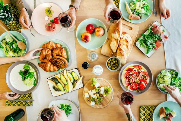 Felső Nézet Emberek Ünnepe Asztalnál Borított Ételek Italok Ételek Saláták Stock Kép