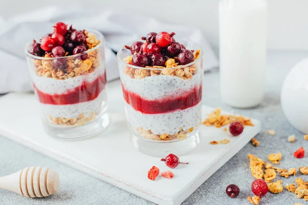 Közelkép Chia Puding Joghurt Granola Ribizli Háttérben Egy Üveg Tej Stock Kép