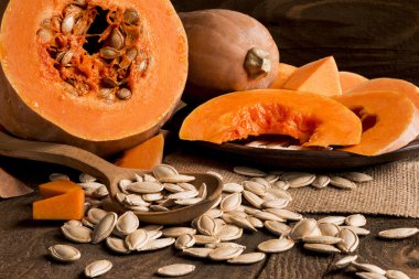 Tahta masadaki balkabağı