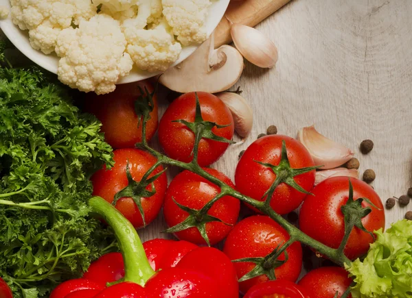 Sayuran segar di atas meja kayu — Stok Foto