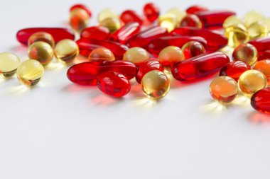 Beyaz bir arka plan üzerinde dağınık vitaminler