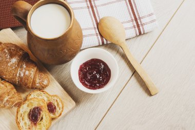 süt kahvaltı croissants ile