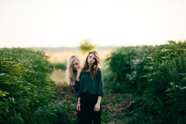 Bir çiçekli bahar parkta poz güzel genç kadın