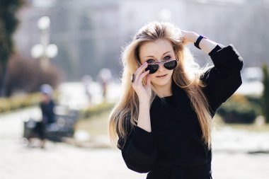 Poz güzel sarışın genç kadın