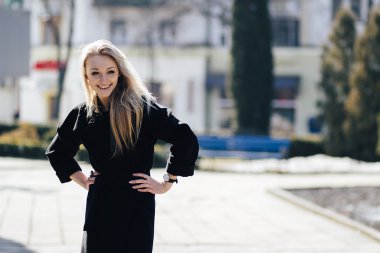 Poz güzel sarışın genç kadın