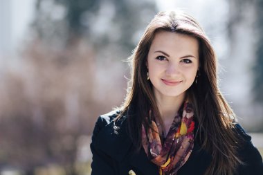 Güzel genç kadın poz veriyor.