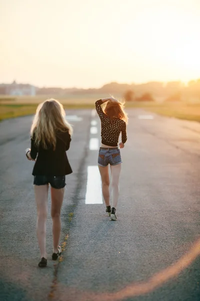 两个年轻的女友一起散步 — 图库照片