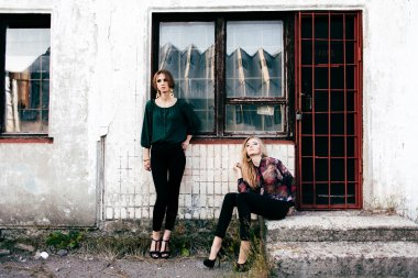 Açık havada gülümseyen genç kadın portresi.