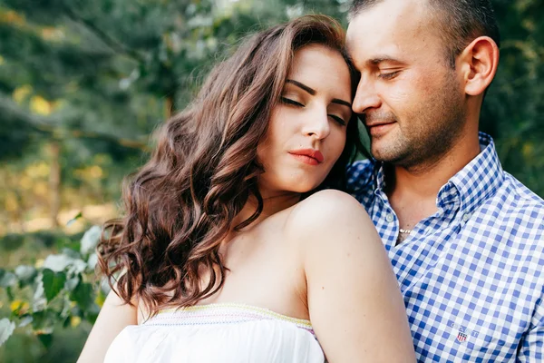 Jovem casal apaixonado — Fotografia de Stock