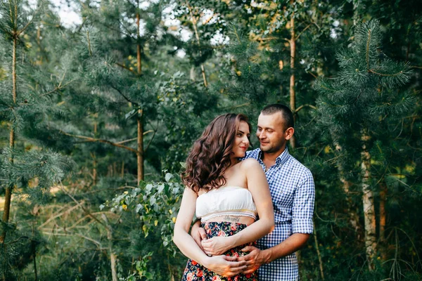 Jovem casal apaixonado — Fotografia de Stock