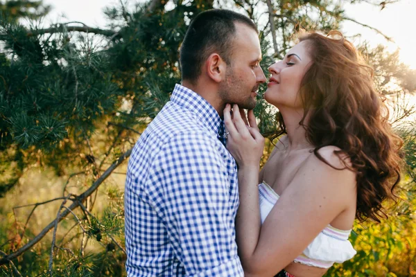 Jovem casal apaixonado — Fotografia de Stock