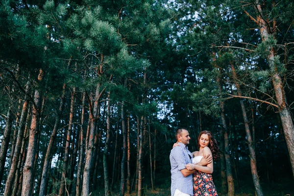 Jovem casal apaixonado — Fotografia de Stock