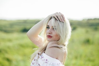 güzel bir kız bir yürüyüş