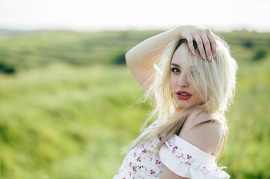 güzel bir kız bir yürüyüş